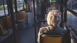 真實故事！這位老太太從年輕到老只做了一件事，6千元本金滾成2億