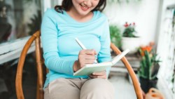 有錢人默默在做的睡前好習慣：一個名媛天天睡前記帳，從高職生變億級富婆