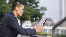 月入10萬，開百萬名車、住台中七期豪宅，戶頭零存款...知名藥廠「高薪魯蛇」的故事