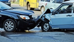 車子開到爛才換？兩輛賣翻的國產神車撞給你看，就知道為什麼「開新車」很重要