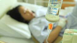 定期險不好？一個案例揭露：她住院30天燒掉30萬...定期險給付70萬，終身險試算只賠7萬