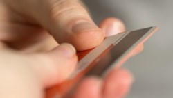 參加完同學會...千萬別在社群分享「校名」！防信用卡盜刷必做4件事