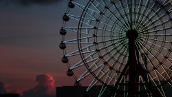 下班獨自到樂園搭摩天輪一圈，日本窮忙族正在奉行的3種「療癒人生」
