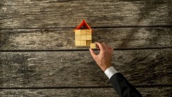 為何投資客能用便宜價買到「黃金屋」？一間堆滿漫畫「垃圾屋」被秒殺的啟示