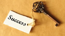 一個過來人的體悟：20歲手上有10萬，只要堅持「3項準則」，60歲退休就有1千萬