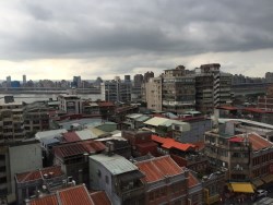 老屋拉皮有政府補助、房子還能增值，為何沒人要做...問問自己：先掏錢自拆外推陽台，你肯嗎？