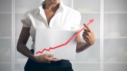 股利創10年新低，她卻加碼買進！小資女艾蜜莉攤開獲利：從最低點抱到現在，不到一年賺近30%