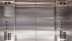 房市冷！一個菜鳥房仲的真實故事：發DM、派報塞信箱都甘之如飴...直到某天受困電梯