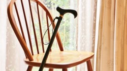 賣房帶積蓄飛到美國，3年就被養子掏光送回台...一個老奶奶的血淚：最好別留錢財給孩子