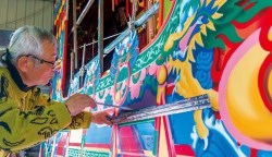   人文溪口》看大師畫布袋戲佈景，逛童趣小徑