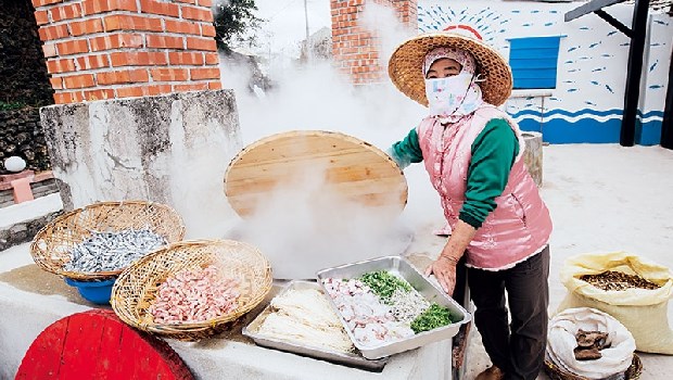   澎湖南寮》賞浮球彩繪 吃魚灶現煮小卷麵線