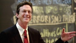 想抓準「致富機會」？《侏儸紀公園》之父克萊頓：閱讀比和專家交談更有用