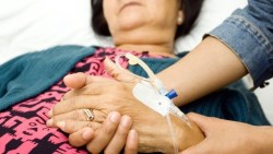 非得讓父母插管留一口氣？太多人到臨終前才領悟：子女等的「奇蹟」...只為了把財產分明白