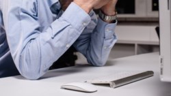 獨扛「中風父」，犧牲經濟、健康也不願求助...45歲主管：這一切是為了給兒女榜樣