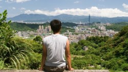 母豪賭欠債，偽造文書賣祖產...一間失去的房子教會他：無法選擇出生家庭，但可以選擇人生