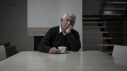 政府說退休後還能領70%，你信了？別忘了投保有上限！退休金缺口該存股或保險？