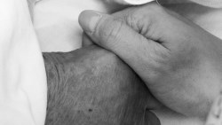 「我怎麼不早點死，讓外傭花光了我積蓄...」一個癱瘓老人的血淚故事：當生命走到盡頭，該如何拿捏金錢與陪伴？