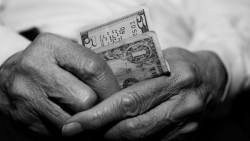 70歲的阿姨走進律師事務所：「我不想把財產給小女兒！」面對子女不孝，你可以這樣自救！