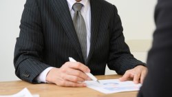 別人眼中的奧客，卻是她手上的好客人！職場老鳥都懂得事：偏見不會替你帶來業績