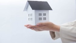 退休族、熟齡族的最大的疑問「該幫子女買房嗎？」買與不買都難，專業律師這樣說...