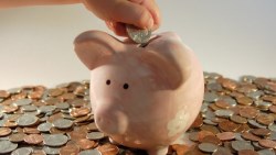 收入傻存銀行，就是讓錢砍半…再咬牙都要分配收入，用「712比例」這樣滾金蛋！