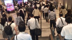 中年在職場，首要避免被裁員...一個故事告訴你：「示弱」並不丟臉！