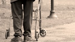 為什麼大家都在買類長照？「失能險」理賠金額可達千萬，4個重點挑對保單！