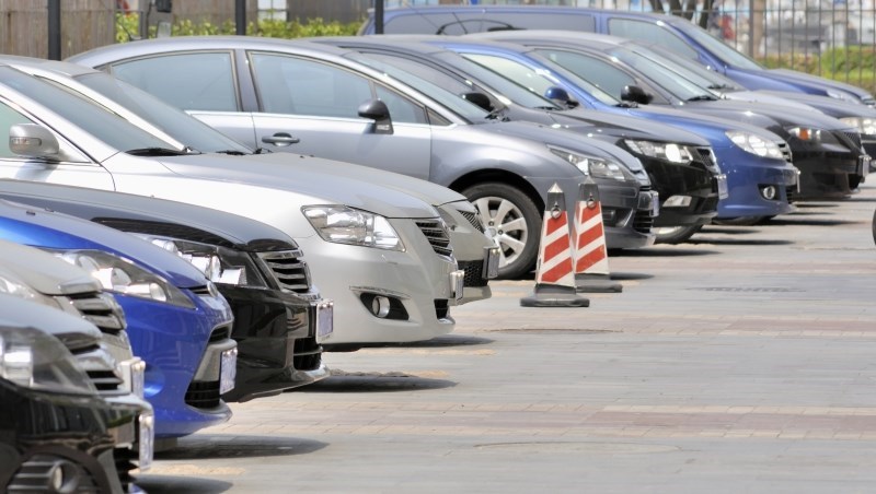 開車族注意》車放在停車場被撞，該怎麼處理？只要肇事不在己，車體險可以直接賠