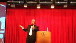 從開計程車拚到全球富豪，汽車零件王秦榮華給年輕人的建議：不一定要選大公司