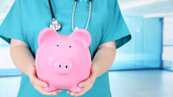 理財真實故事》月薪3萬6的小護士，如何花10年，還清40萬學貸，存到1千萬元？