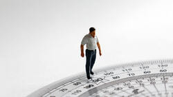 國家不可能養你20年！「但欺負我的同事，年齡跟我兒女一樣大」...企業不用，中老年人怎麼工作？