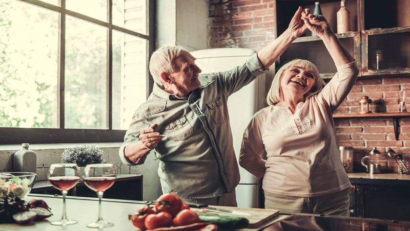 一對50多歲夫婦：「已有1000萬存款可以提前退休嗎？」內行人建議從3面向解析！