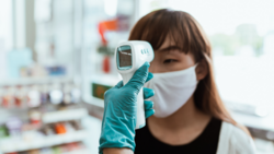 防疫補助》台確診、隔離人數激增，一次搞懂薪水、1萬4000元補償金怎麼領！