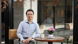 從苦悶童年到出國闖蕩，再成為資深財經節目主持人，他給年輕人這10項理財建議…