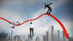 「反正套牢就放著⋯」其實只是不甘心！熊市來臨，投機者悲傷，長期投資人卻忙著撿便宜