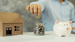 存了300萬元該拿去付頭期款、還是先投資？做錯一件事，你的錢可能會愈來愈少
