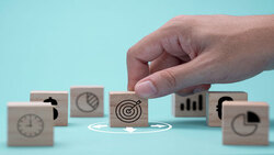 你也聽過「專家選股不如猴子射飛鏢」的說法嗎？資深法人交易員：比起運氣，這件事更重要