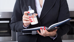 女人就是賺得少？台灣女性平均時薪比男性少15%，僅有一半女性做退休投資