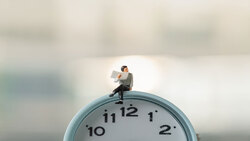 覺得退休離自己還很遙遠，等未來再規畫就好？財務顧問蔣竣植：若「現在」不改變，將會一直為錢所困