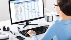 加班變成升遷加薪、績效評估的標準？職場教練：慣性加班不是員工勤勉認真，是公司體質不健康