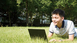 曾省到每餐只敢吃50元便當！小業務員自學投資，賺逾8,000萬元