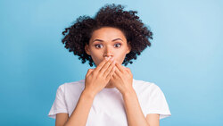 工作出錯牽連同事，該怎麼表達歉意？全球職涯發展師提醒，道歉時千萬別說這句話