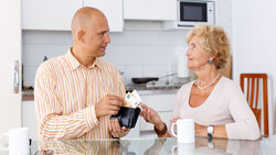 你會借錢給親友嗎？從人財兩失的真實故事看：錢借出去，就不要妄想拿回來