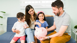 零用錢要存撲滿、郵局還是銀行？這樣教孩子儲蓄，看到錢變多就會超有感