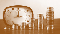 「定期定額」比「單筆投資」更賺嗎？3張圖看報酬率真相：愈早投入資金滾20年的人最賺