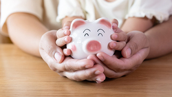 「紅包錢可以自己管嗎？」父母該怎麼做？理財媽媽馬哈建議以這年齡為分界，儲蓄投資並進