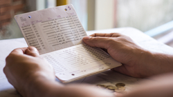 存錢都去老字號郵局或離家近的銀行？38歲退休投資達人破解迷思：在台灣，應優先考慮一條件