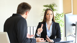 職場交鋒沒控制好情緒，小心從受害者變加害人...職場專家：不理性的反應會給對方趁虛而入的機會