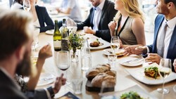 參加公司聚會，內向人該如何融入？內向型業務講師分享：避免深談，聊近況最受歡迎