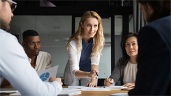 如何管理團隊，才能讓下屬心服口服？資深業務領導人教你掌握三明治法則，有效溝通